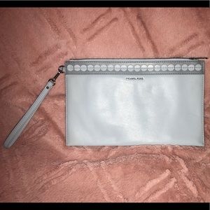 Michael Kors
ANALISE EXTRA LARGE ZIP CLUTCH